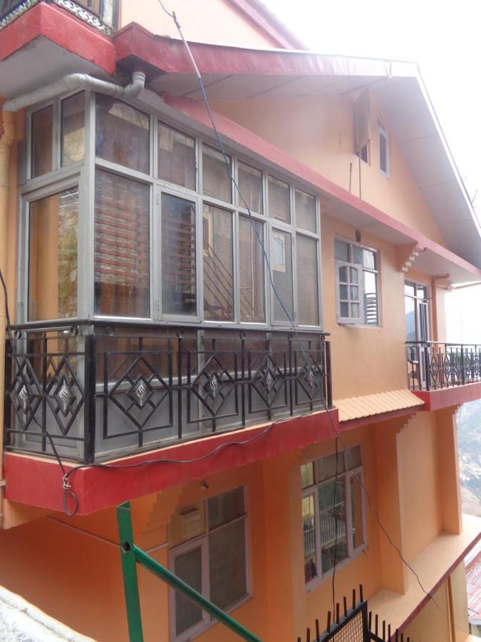 Deluxe Homestay Apartments With Kitchen In Шимла Экстерьер фото